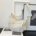 Bolso bandolera minimalista de nailon blanco roto con detalles de cremallera trenzada - Blanco