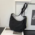 Versátil bolso media luna de nailon negro con correa ancha y bolsillos con cremallera - Negro