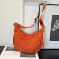 Bolso bandolera de nailon naranja vibrante con correa ajustable ancha de tela - Naranja