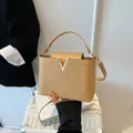 Elegante bolso de mano trenzado en color caqui con cierre en V metálico y asa superior - Caqui