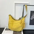 Bolso bandolera amarillo de media luna con correa ajustable y detalles de cuerda trenzada - Amarillo