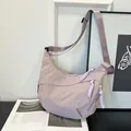 Borsa a tracolla a mezzaluna viola chiaro in nylon con tracolla larga e tirazip intrecciati - Viola