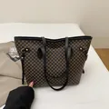 Bolso tote grande marrón oscuro con patrón circular dorado y asas de cuero negro - Negro