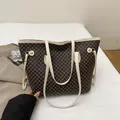 Bolso tote vintage marrón con monograma, ribete crema y detalles dorados - Blanco