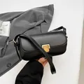 Elegante borsa sottobraccio in pelle nera da donna con fibbia in metallo dorato - Nero