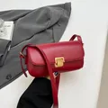 Elegante borsa a tracolla bordeaux in pelle opaca con chiusura in metallo dorato squadrata - Rosso