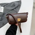 Borsa a tracolla retrò caffè scuro opaco con chiusura quadrata in metallo dorato chic - Marrone