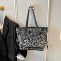 Borsa tote nera con graffiti bianchi e scarabocchi per studentesse alla moda - Nero