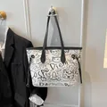 Borsa tote bianca con stampa graffiti nera e manici lunghi a tracolla casual - Bianco