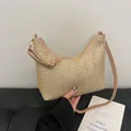 Handgewebte Stroh-Schultertasche mit PU-Lederbesatz und verstellbarem Riemen in Beige - Khaki