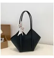 Grande borsa tote nera a ventaglio con sciarpa di seta geometrica e finitura opaca - Nero