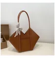 Borsa geometrica in pelle marrone caramello con scollo a V e foulard di seta decorativo - Marrone