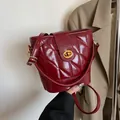 Sac seau élégant en cuir matelassé bordeaux avec fermoir doré et bandoulière - Sans Pendentif / Rouge