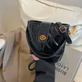 Sac seau matelassé noir brillant avec fermoir doré et bandoulière réglable - Sans Pendentif / Noir
