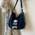 Dunkelblaue Denim-Tasche mit Plüschbär-Anhänger und Fransenkanten für den Alltag - Dunkelblau