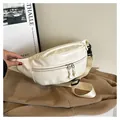 Détail du sac banane en similicuir crème avec double fermeture éclair et sangle - Blanc