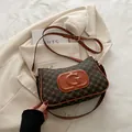 Schicke dunkelbraune Umhängetasche mit G-Prägung und Vintage-Monogramm-Muster - Braun