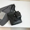 Moderne schwarze Tote Bag mit Totenkopf-Prägung und Metall-Totenkopf-Anhänger mit Strass - Tote Bag Und Beutel Set / Schwarz