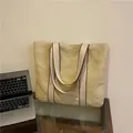 Minimalistische Stroh-Einkaufstasche in Khaki mit cremefarbenen Schultergurten für Strand - Khaki
