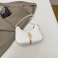 Weiße Halbmond-Tasche aus Leder mit goldenem SS-Logo und stilvollem Quasten-Anhänger - Weiß