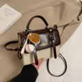 Vintage Umhängetasche in Braun und Beige mit Fashion-Schriftzug und Baseball-Anhänger - Mit Anhänger / Beige und Kaffee