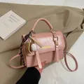 Rosafarbene glänzende Umhängetasche für Damen mit Baseball-Anhänger und Modedruck - Mit Anhänger / Rosa