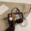 Vintage dunkelbraune Handtasche aus Kunstleder mit verstellbarem Riemen und Modeanhänger - Mit Anhänger / Braun
