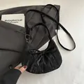 Bolso plisado negro con lazo y correa ajustable con hebilla plateada elegante - Negro