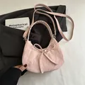 Bolso de media luna rosa claro con pliegues efecto mármol y detalle de lazo - Rosa