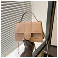 Minimalistische beige crossbodytas van kunstleer met handvat en goudkleurig logo-detail - Khaki