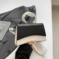 Bolso chic en blanco y negro con asa de metal líquido plateado y base curva moderna - Negro