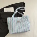 Bolso tote de lona a rayas azul y verde menta con parche de logotipo de moda - Azul
