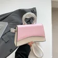 Bolso cuadrado bicolor rosa y crema con asa circular metálica plateada y correa lateral - Rosa