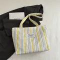 Bolso tote de lona a rayas amarillas azules y moradas con etiqueta de moda - Amarillo