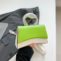 Bolso bicolor verde neón y crema con asa irregular de metal plateado - Verde