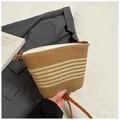Bolso saco de paja a rayas crema y caqui con correa ajustable de cuero marrón - Caqui Y Beige