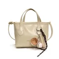 Elegante borsa a secchiello in ecopelle crema con un simpatico ciondolo da baseball - Con Ciondolo / Bianco