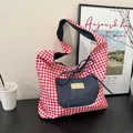 Grand sac cabas à carreaux rouge et blanc avec poche en jean et bandoulière chic - Vichy Rose (Côté A)