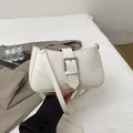 Bolso retro de color blanco roto con correa ajustable y detalle de hebilla plateada - Blanco