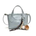 Borsa a secchiello chic in finta pelle azzurra con ciondoli da baseball e tracolla - Con Ciondolo / Blu