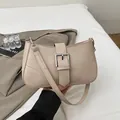 Bolso de hombro minimalista de cuero PU beige con hebilla de plata y correa - Caqui