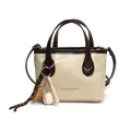 Borsa a secchiello da donna color crema con manici marroni e ciondoli da baseball - Con Ciondolo / Bianco & Caffè