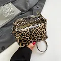 Borsa tote leopardata con finitura lucida e manico ad anello in argento - Leopardo Marrone