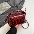 Borsa trendy in vernice con stampa leopardata rossa e fibbia argentata regolabile - Leopardo Rosso