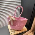 Ροζ ψάθινη τσάντα bucket με λευκό δαντελένιο φιόγκο και στρογγυλές λαβές σε ρουστίκ στυλ - Ροζ