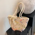 Μπεζ υφαντή ψάθινη τσάντα bucket με πολύχρωμα πομ-πόμ και λευκό δαντελένιο φιόγκο - Ζαχαρί