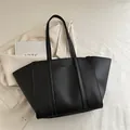 Grand sac cabas noir minimaliste avec gravure FASHION et doubles anses d'épaule - Noir