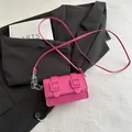 Mini bolso bandolera fucsia con textura diagonal y cadena decorativa de acrílico - rosa intenso