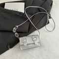 Mini bolso cuadrado plateado con hebillas dobles y correa de cadena acrílica - Plateado