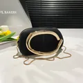 Elegante bolso de mano negro mate con asa de metal en U dorada y correa de cadena - Negro